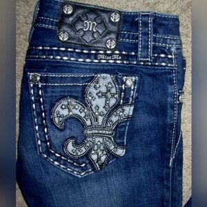 MISS ME SIGNATURE RISE SKINNY FLUER DE LIS POCKET RHINESTONE CROSS JEANS 28"x32"